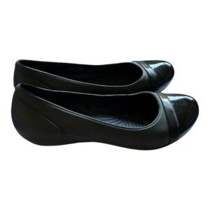 Crocs Black Women's Ballet Flats with Patent Cap Toe
Size 7